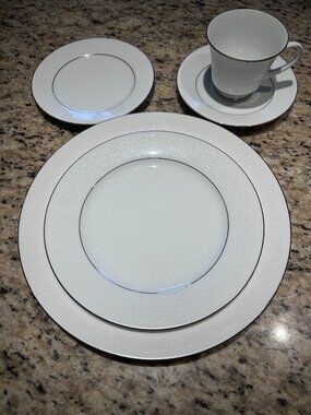 Beautiful 33-Piece Noritake Contemporary Fine China (Tahoe pattern 2585)